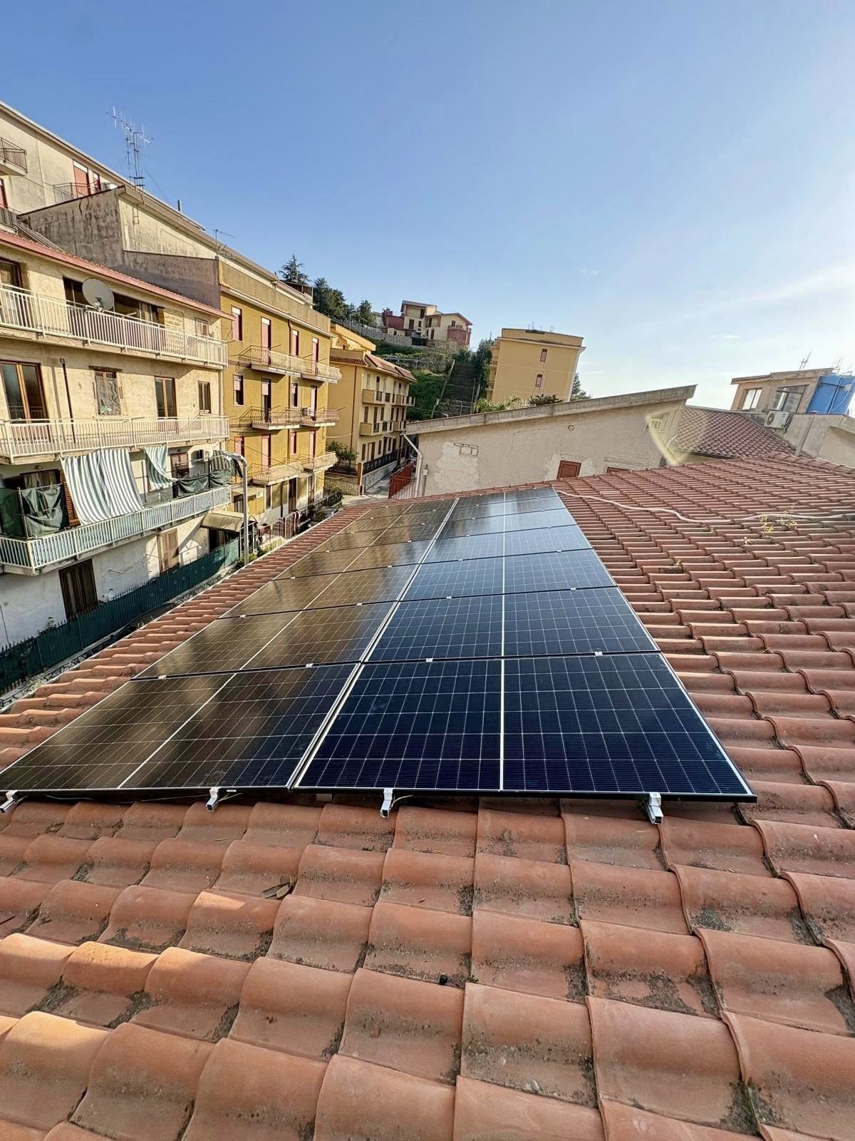 Impianto fotovoltaico su copertura inclinata - vista ravvicinata dei moduli