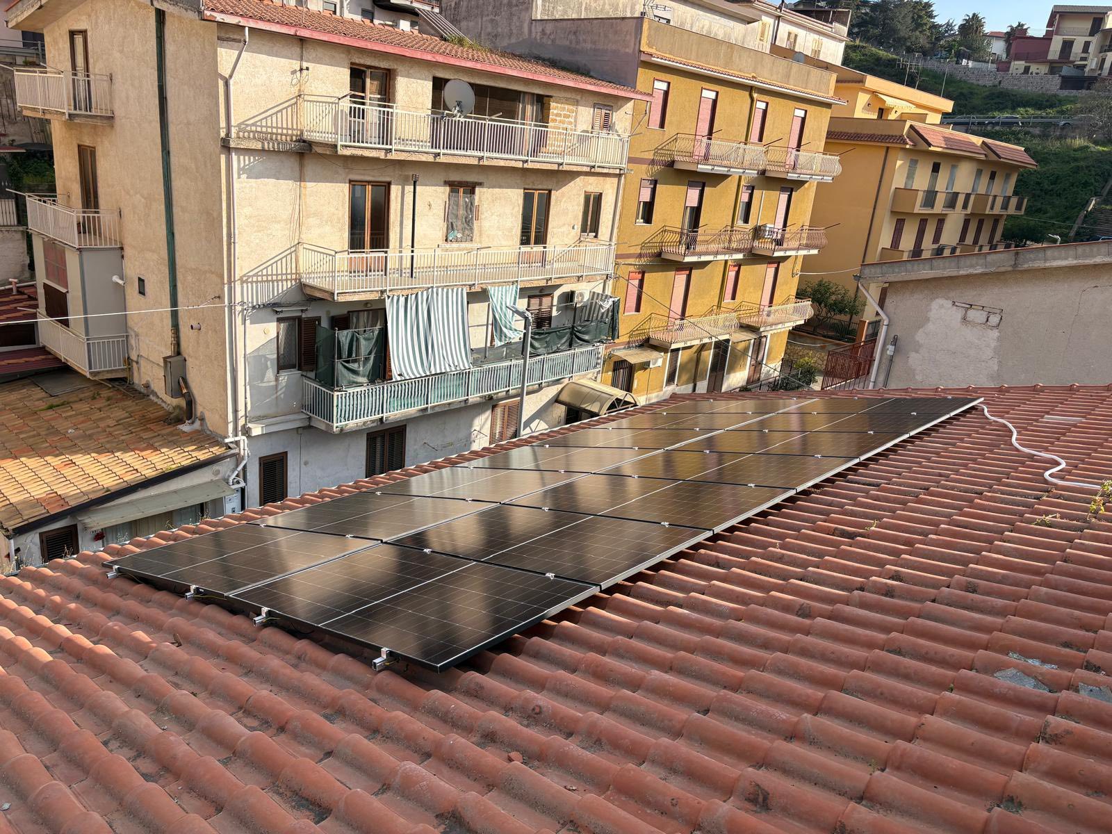 Campo fotovoltaico residenziale installato su tetto a falda