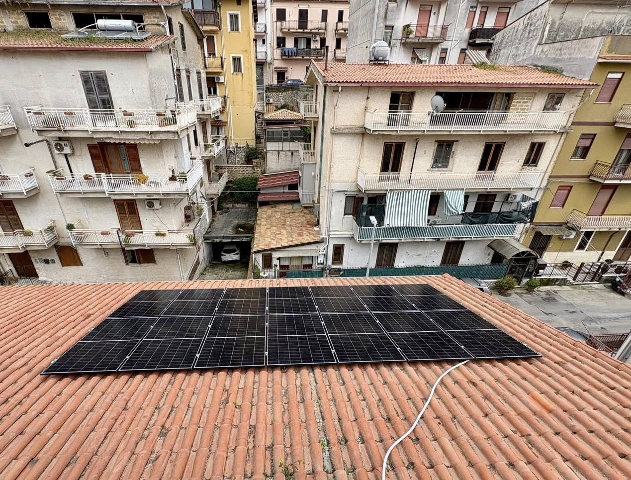 Vista dall'alto dell'impianto fotovoltaico completato su copertura