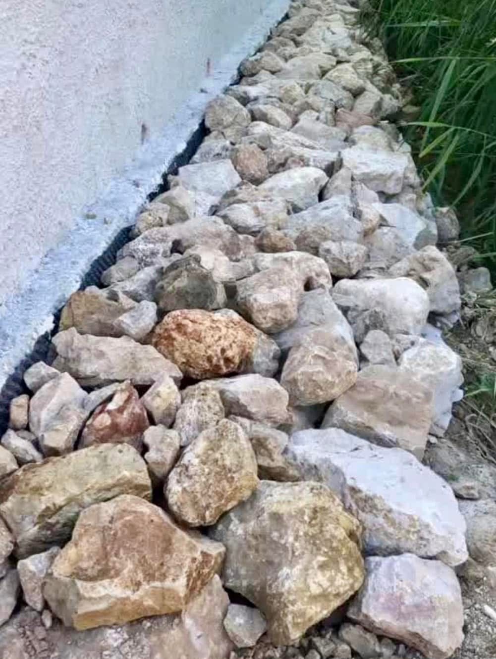 Riempimento con pietrame al piede del muro