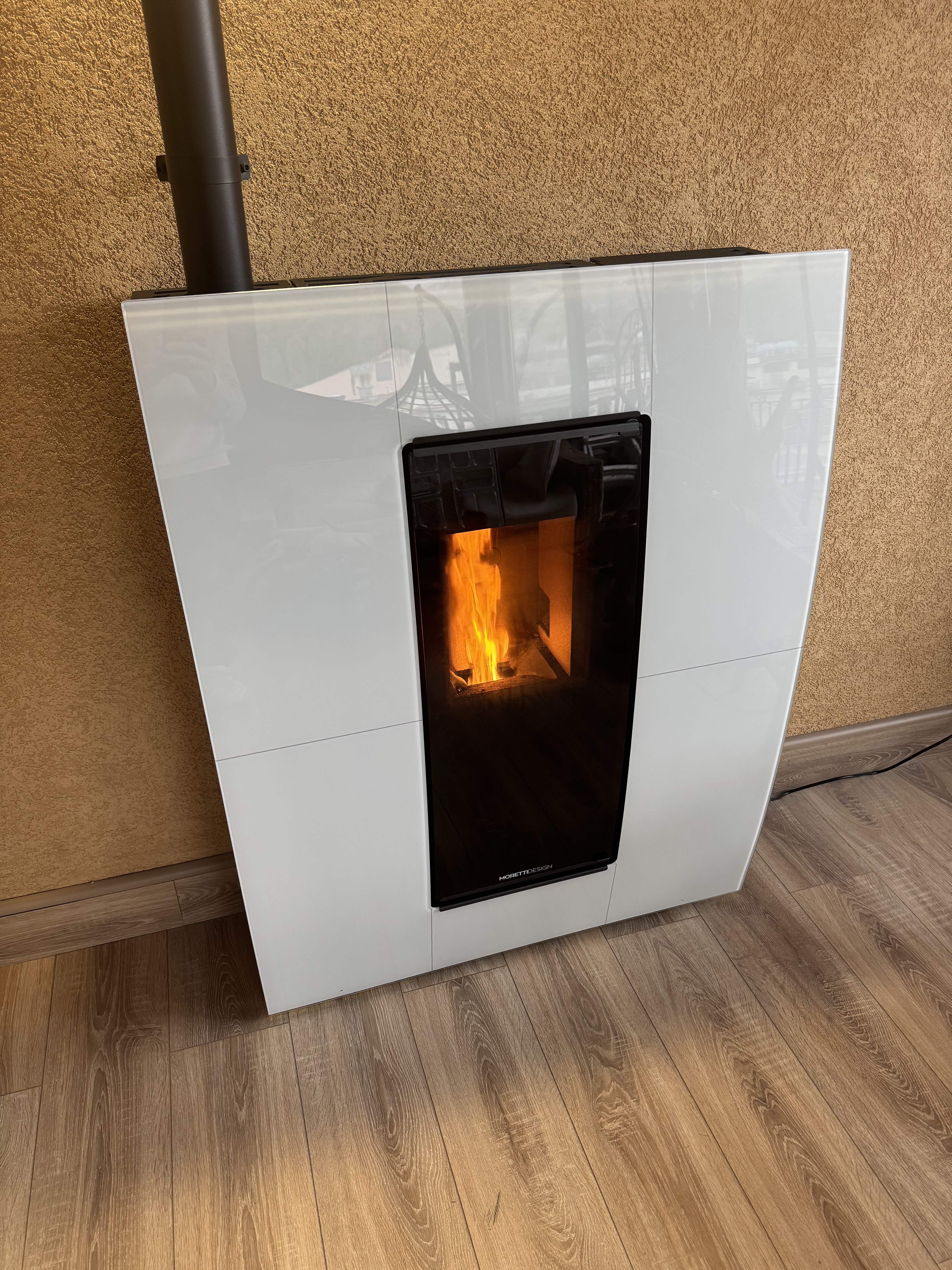 Dettaglio fiamma stufa a pellet – vetro frontale