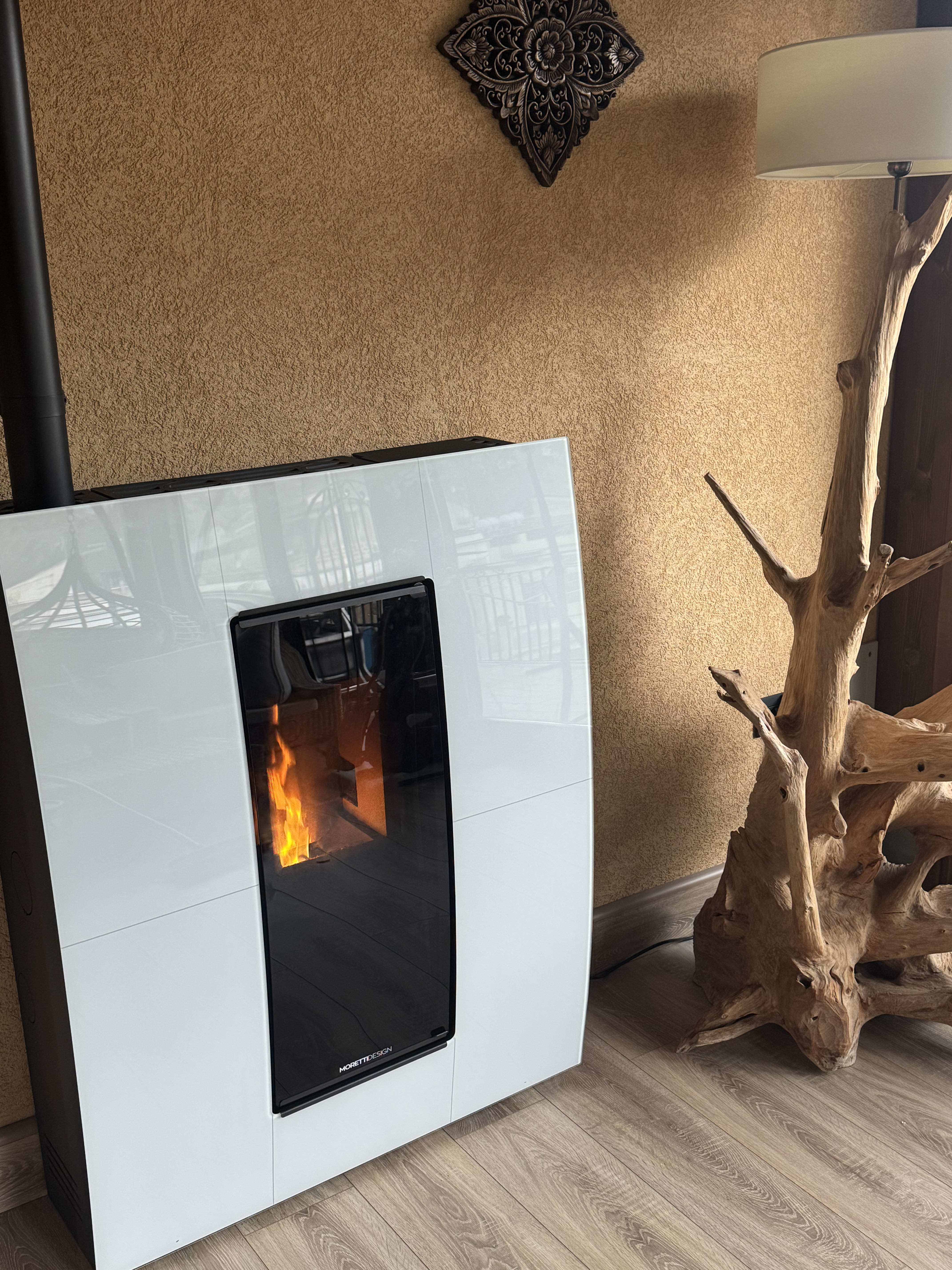 Stufa a pellet installata – panoramica ambiente