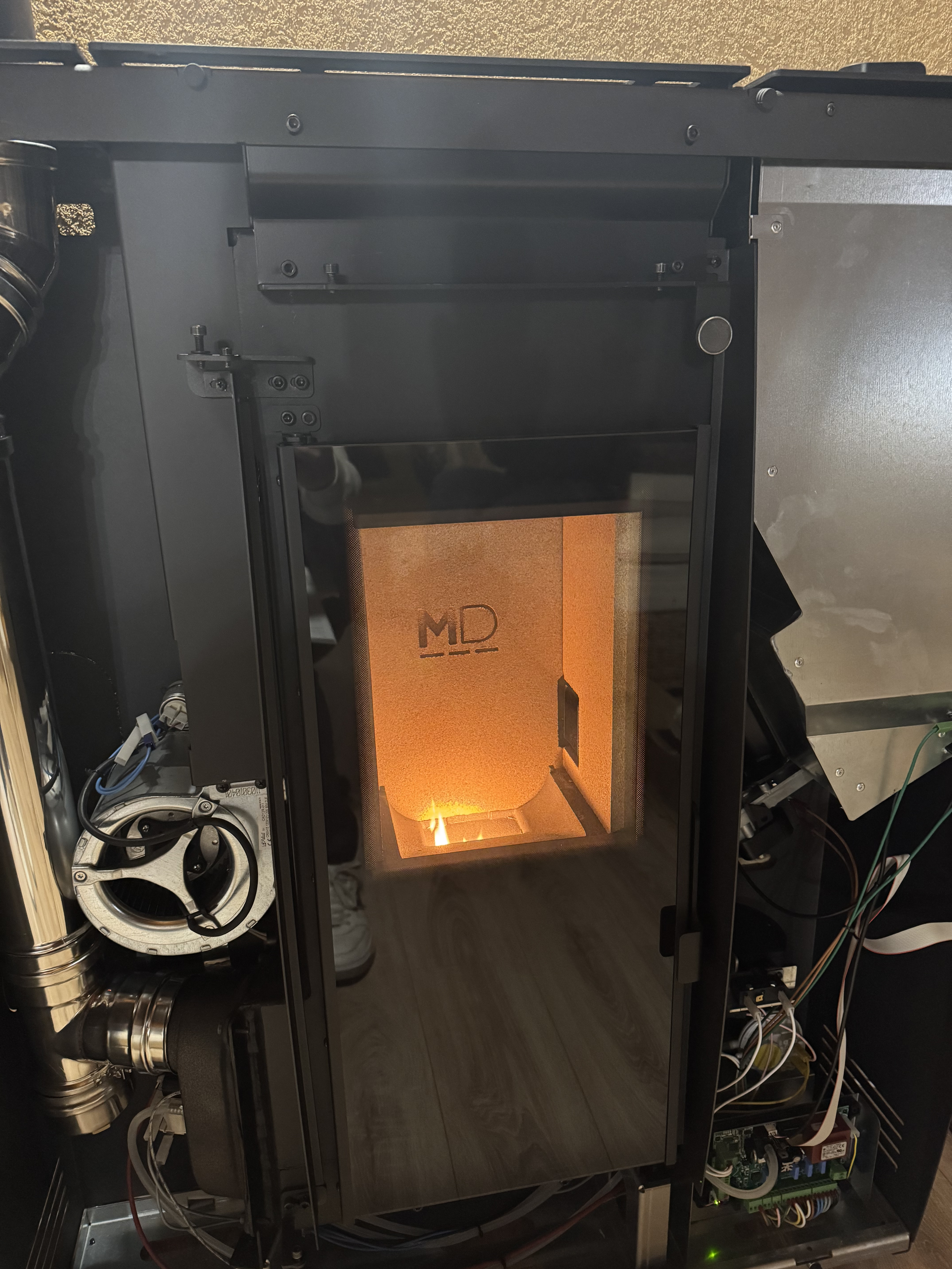 Interno tecnico stufa a pellet – camera di combustione e componenti