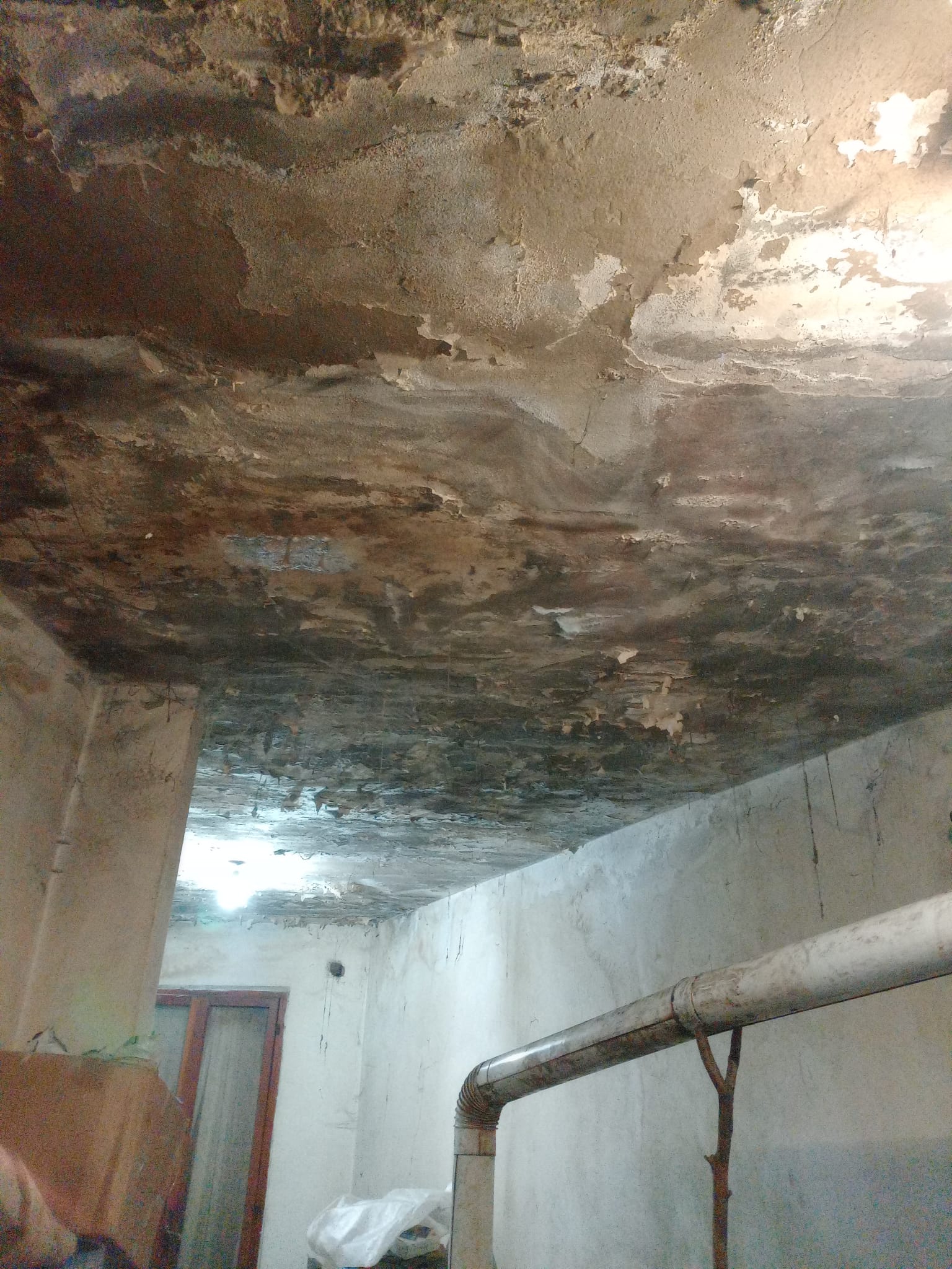 Danni da infiltrazioni - soffitti con distacchi e aloni