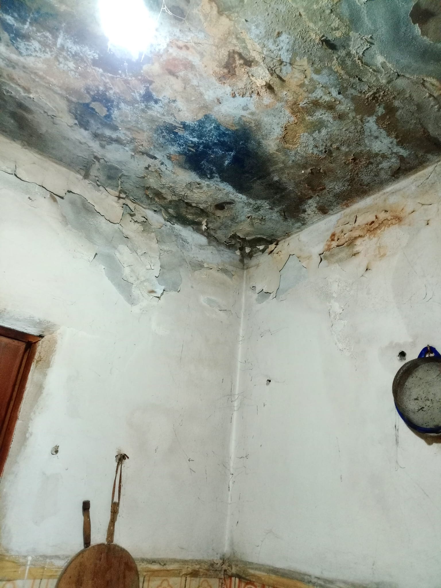 Danni da infiltrazioni - angolo con distacchi e muffe