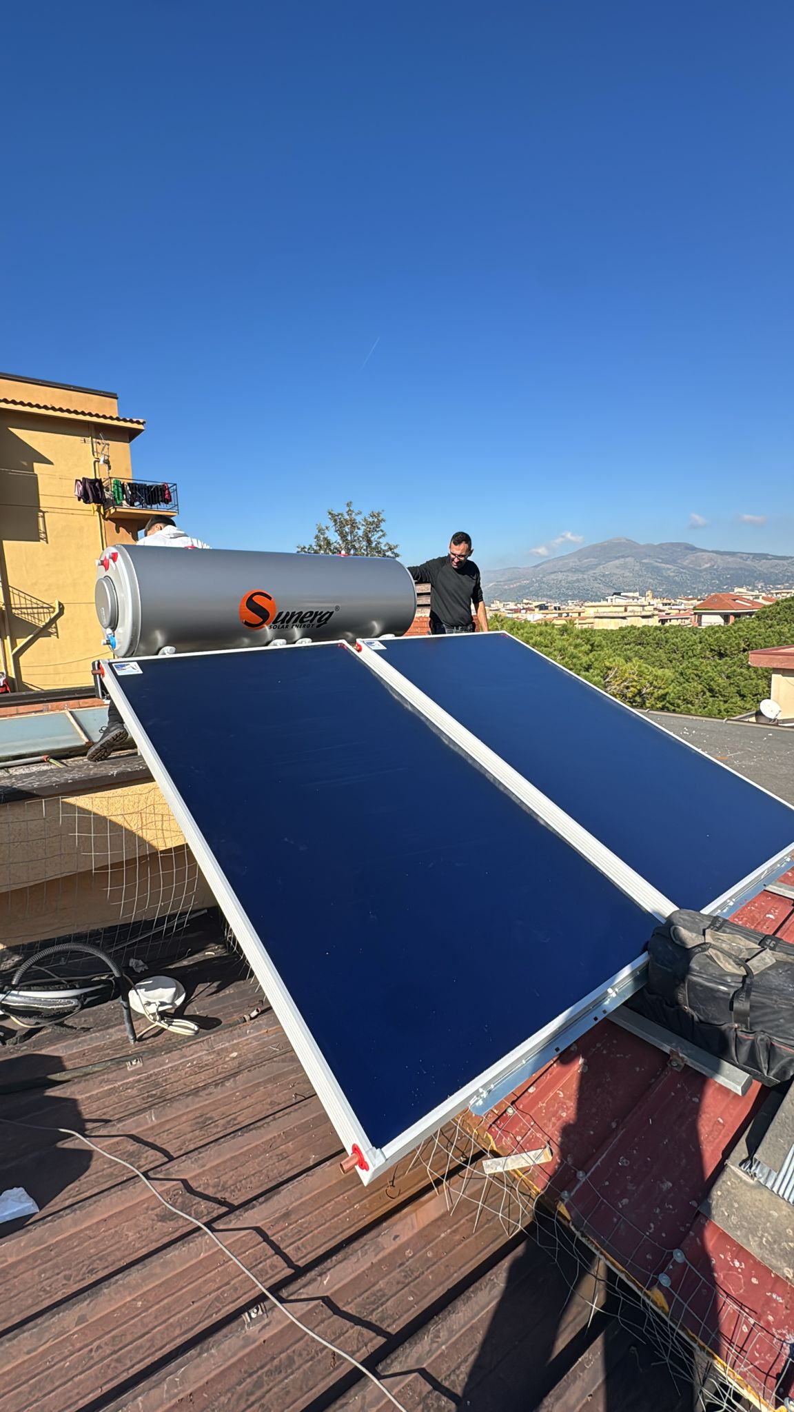 Solare termico installato su tetto – vista al tramonto