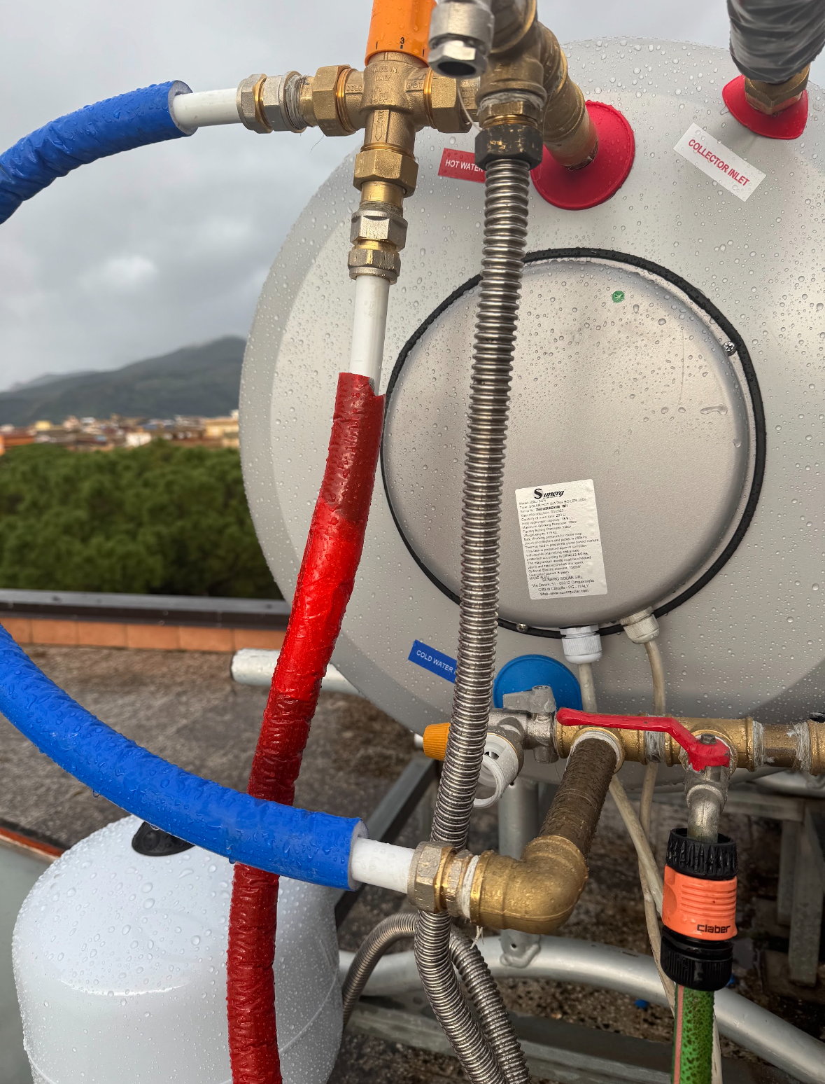 Dettaglio collegamenti idraulici e valvole di sicurezza del solare termico