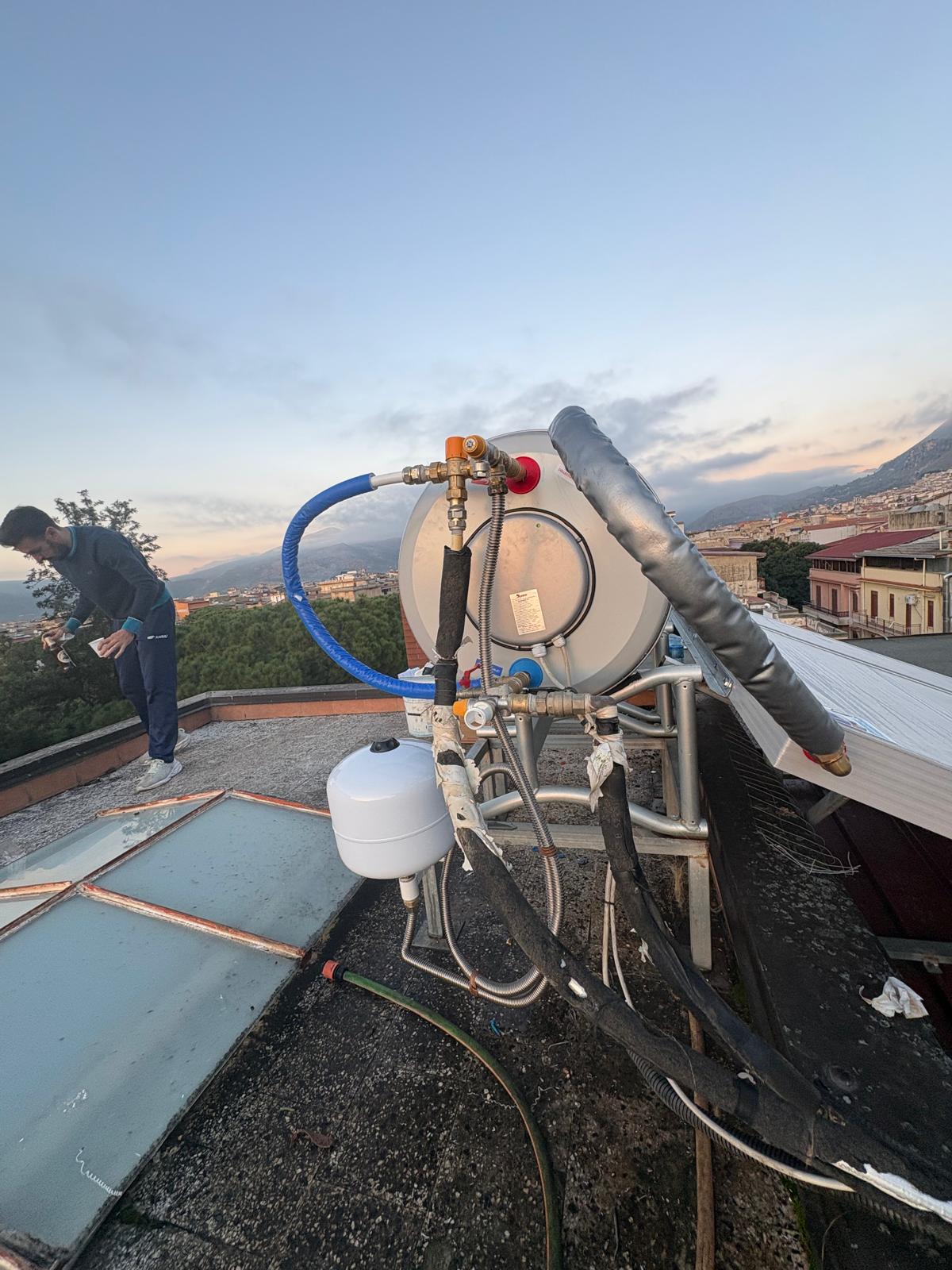 Bollitore solare termico su struttura metallica