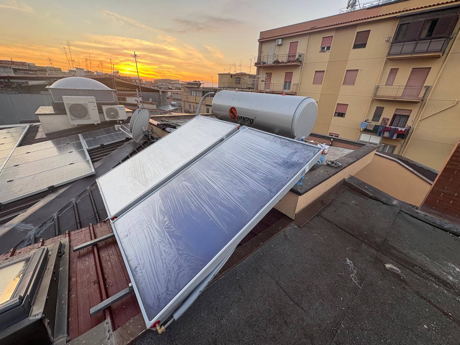 Impianto solare termico completato – vista laterale al tramonto
