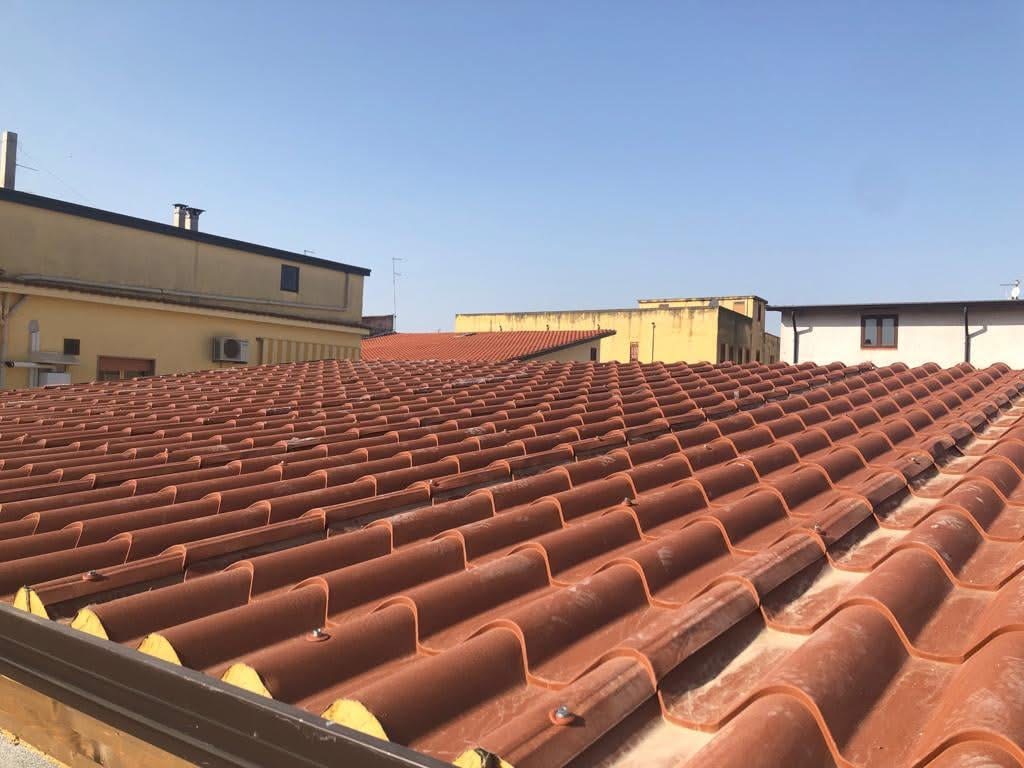 Nuova copertura in coppi vista dall’esterno